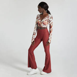 Ensemble de yoga enveloppant à manches longues personnalisable avec pantalon évasé à taille haute pour vêtements de sport OEM pour salle de sport et fitness - Product Image 1