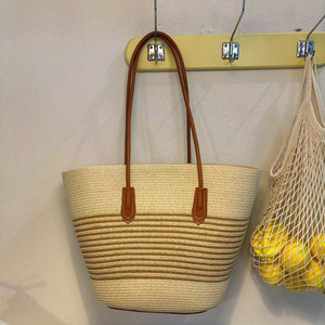 Набор из двух предметов: вместительная полосатая сумка-тоут для путешествий и стильная соломенная шляпа с козырьком от солнца для пляжа и лета - Product Image 3