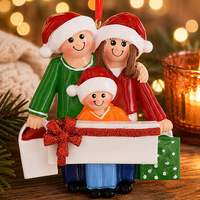 Ornement de Noël en résine en forme de famille portant un sac de courses, avec bannière, chapeau de Père Noël et ruban, souvenir folklorique, cadeau à suspendre à l'arbre