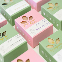Boîte cadeau personnalisée en carton rigide bleu clair avec ruban en dentelle rustique et bouton en bois pour mariage