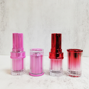 Envase de Lápiz Labial Personalizado con Franjas Verticales, Tubo de Lápiz Labial Vacío, Envase Cosmético de Plástico Transparente con Degradado Metalizado para Bálsamo Labial - Product Image 5