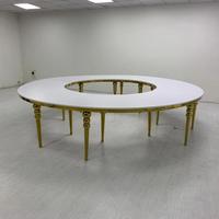 Table de salle à manger Serpentine Wedding Moon en acier inoxydable couleur or avec trois pieds sphériques