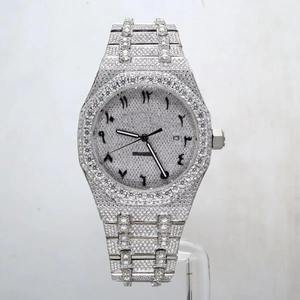 Reloj de Acero Inoxidable con Diamantes VVS y Logotipo Personalizado de Diseño Único, con Manecillas Luminosas para Uso Nocturno, Disponible a Precio de Mayoreo - Product Image 6