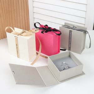 Scatola di cartone con profumo magnetico di colore rosa nero di lusso scatola regalo spugna fodera in goffratura in lamina d'oro confezione regalo per gioielli - Product Image 6