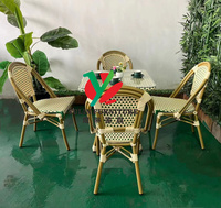 Table basse d'extérieur en rotin de bistrot à la française