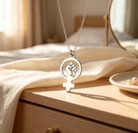 Collier féministe en acier inoxydable, pendentif symbole féminin Vénus poing levé, bijou de déclaration pour femme