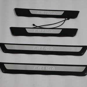 Protector de Umbral de Puerta de Coche 5D de Alta Calidad con LED para SUZUKI Ertiga 2018 en Adelante, Venta al Por Mayor de Fábrica KQD - Product Image 1