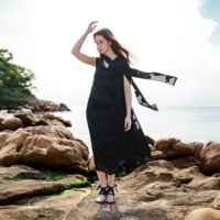 Robe longue en mousseline noire élégante pour femme, respirante, à col noué, manches courtes, coupe ample et fluide, style personnalisé