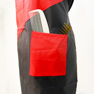 Capa de peluquería negra y roja, material textil antiadherente para el cabello, para uso en salón - Product Image 4