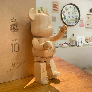 Figura de Oso Bearbrick de Madera Natural Hecha a Mano de Lujo, 10 Jerseys de Estrellas de Fútbol Argentinas, Juguete Coleccionable de Arte, Decoración para el Hogar - Product Image 5