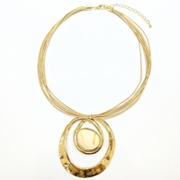 Parure de bijoux en alliage plaqué or 18 carats avec résine texturée crème : collier, bracelet manchette, bague, boucles d'oreilles, broche sculpturale – Cadeau unisexe pour fête
