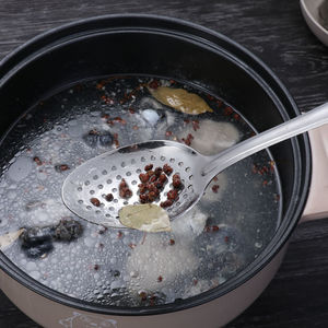 กระชอนสแตนเลส 201 ช้อนโลหะแบบมีรูสำหรับพาสต้าและบะหมี่ อุปกรณ์ครัว - Product Image 3