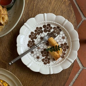 Assiette en céramique florale vintage personnalisable avec motif dentelle finlandaise pour le petit-déjeuner, les desserts, les mariages, les dîners - Product Image 1
