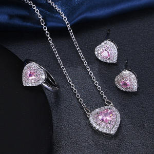 Conjunto de Joyería Delicado para Boda o Compromiso, Aretes y Collar con Halo de Corazón de Latón y Circonitas Rosas - Product Image 3