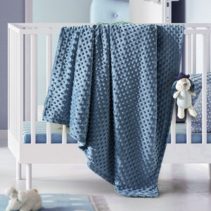 Livraison rapide nouveau-né cadeau 100% Polyester à pois doux <span class=keywords><strong>polaire</strong></span> personnalisé Minky <span class=keywords><strong>bébé</strong></span> <span class=keywords><strong>couverture</strong></span> avec jouets en peluche - Product Image 3