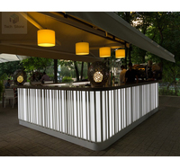 Comptoir de kiosque contemporain en surface solide, de forme longue et droite, écologique, pour hôtels et hôpitaux