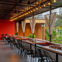 Ensemble de meubles de restaurant commercial moderne, table carrée en bois, chaise incurvée en cuir, meubles pour cafés, hôtels