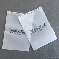 Sac à fermeture éclair givré avec logo personnalisé avec trou d'air Sacs d'emballage à fermeture éclair lisse Sac à fermeture éclair mat pour vêtements chaussures