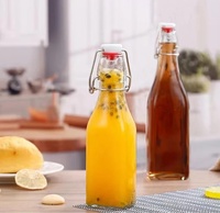 Emballage écologique, artisanat artisanal, bouteille en verre avec bouchon à bascule pour utilisation à domicile ou au bar