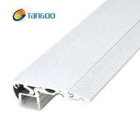 Profilé en aluminium extrudé pour nez de marche, montage en surface