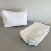 Pochette zippée en tissu gaufré extensible blanc, broderie filée style écriture bébé, fermeture éclair supérieure, languette PVC, ensemble souvenir nouveau-né pour baby shower