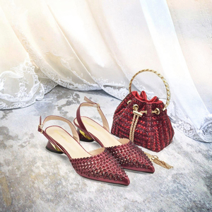Bankett-<span class=keywords><strong>Set</strong></span>: Elegante Brautschuhe für Damen in Übergröße mit spitzer Zehenpartie, Strass und Slip-On-Verschluss, passend zur passenden Handtasche im Bucket-Stil - Product Image 2