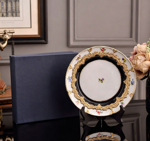 Plato de Porcelana Decorativo de Lujo, Pintado a Mano con Diseño Floral y Borde Dorado, Color Azul Cobalto - Product Image 1