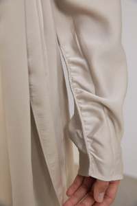 Blus Wanita Satin Model Terbuka Depan dengan Kerah V Dalam dan Ikat Depan - Product Image 4