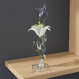 Sculpture florale en verre soufflé à la main avec oiseau bleu, fleur blanche et centre jaune, ornement décoratif artisanal - Product Image 4