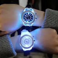 Relógios luminosos de personalidade, com strass, modernos, relógios de quartzo para casal, relógios multicoloridos, de silicone, geneva, diamante flash