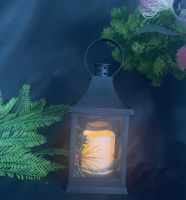 Lampes à vent noires avec bougies à flamme LED, adaptées aux scènes telles que les cours, les terrasses et les cafés.