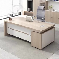 Escritorio Ejecutivo Extensible Moderno de Primera Calidad con Acabado de Panel de Madera para Oficina en Casa y Configuración de Espacio de Trabajo en Villa