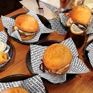 Papier d'emballage pour pizza, frites, sandwich, hamburger, personnalisé, imprimé, biodégradable, écologique, enduit de PE, de qualité alimentaire, résistant à la graisse - Product Image 1