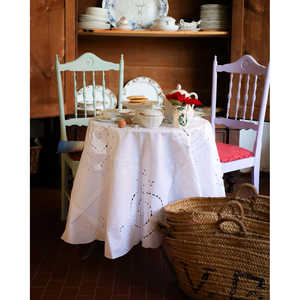 Mantel Redondo de Satén Comercial Carlareggio con Bordado y 8 Servilletas de Lino Bordadas para Hoteles, Bodas y Fiestas Navideñas - Product Image 1