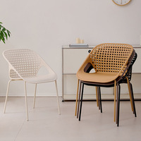 Chaise de salle à manger moderne légère empilable OEM ODM en plastique mat carré creux avec pieds en métal fins pour hôpital et appartement
