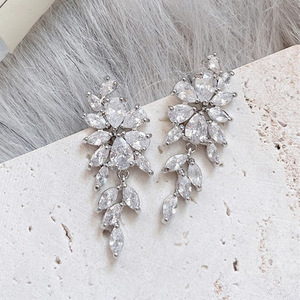 Orecchini Pendenti Lunghi a Foglia di Glicine Scintillanti da Donna, Eleganti Gioielli Floreali alla Moda - Product Image 5