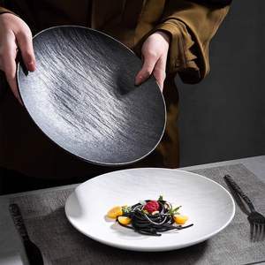 Assiette en céramique à rayures européennes en relief, idéale pour les banquets de mariage et les restaurants haut de gamme - Product Image 1