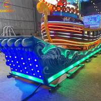 Jeux amusants manèges de parc d'attractions fou voiture volante bateau volant vaisseau spatial excès de vitesse bateau pirate sur piste