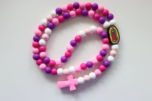 Rosario de Silicona Personalizado con Cruz Religiosa para Bebé, Sonajero Mordedor, Primer Rosario, Regalo de Bautizo Católico para Niños - Product Image 5