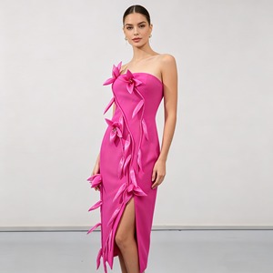 Robe formelle ajustée pour femme avec logo personnalisé, appliques florales printanières et fentes latérales - Product Image 4