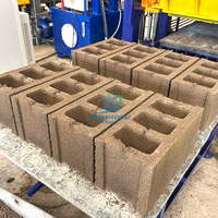 Machine de fabrication de blocs de béton creux/entrecroisés/de pavage AIWEI QT4-15 entièrement automatique à commande PLC, ligne de production de briques