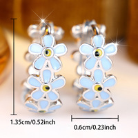 Anting Huggie Hoop Bunga Daisy Biru Bernuansa Perak, Anting Jepit Kecil Bermotif Bunga Enamel Warna-warni untuk Wanita, Perhiasan Sehari-hari