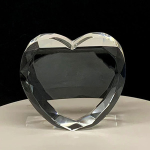 Souvenir <span class=keywords><strong>photo</strong></span> <span class=keywords><strong>personnalisé</strong></span> en cristal de <span class=keywords><strong>verre</strong></span> <span class=keywords><strong>gravé</strong></span> au laser en forme de cœur 3D pour un anniversaire de mariage - Product Image 2