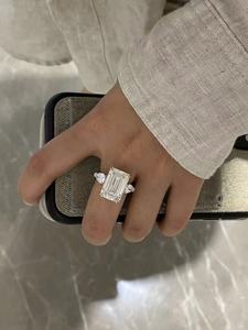 18K IGI-zertifizierter 10 Karat Smaragds chliff Drei-Stein-Design Labor gewachsener CVD/HPHT-Diamantring für Verlobung vorschlag oder Hochzeit - Product Image 3