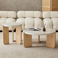 Table basse moderne en bois avec design au sol bas, forme ronde, pieds en bois