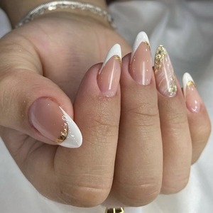 <span class=keywords><strong>Uñas</strong></span> Postizas Cortas Almendradas Blancas Francesas Clásicas <span class=keywords><strong>con</strong></span> <span class=keywords><strong>Purpurina</strong></span> Dorada Simple, 24 Piezas, 3518, Personalizables - Product Image 1