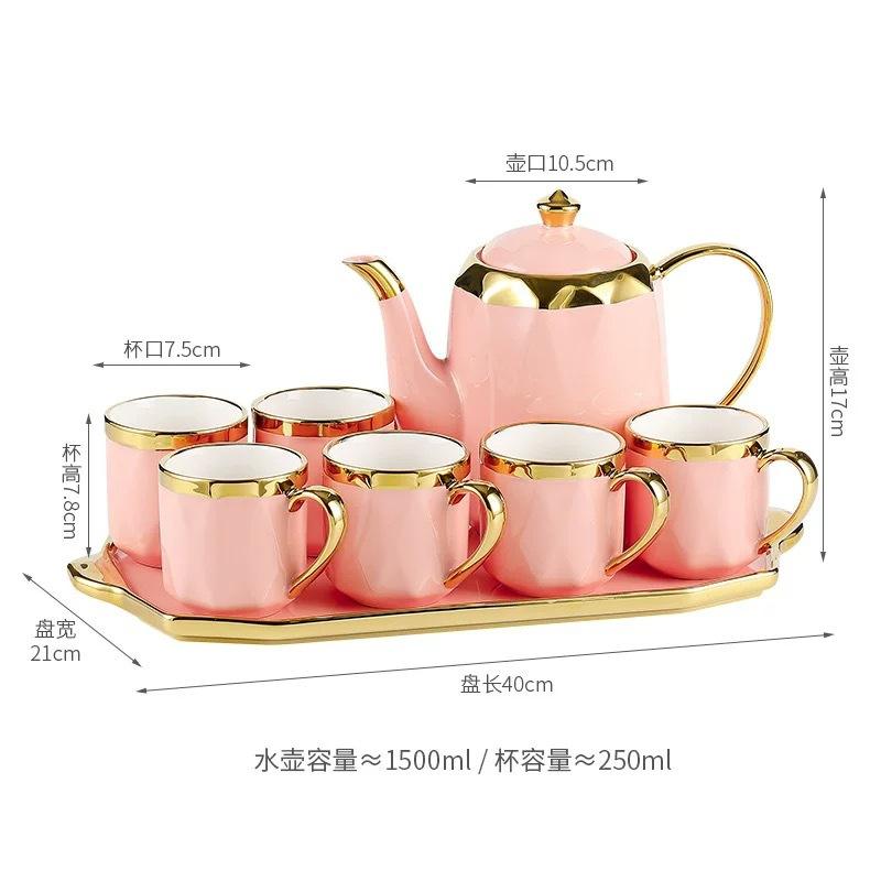 Un pot rose, six tasses et un ensemble de plateau