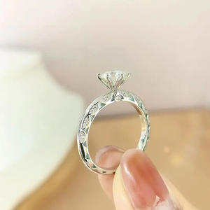 Anello in Oro Bianco con Diamanti T0424, Anello di Fidanzamento da Donna con Diamante Naturale Taglio Brillante Rotondo Colore G e Pietre Laterali - Product Image 6