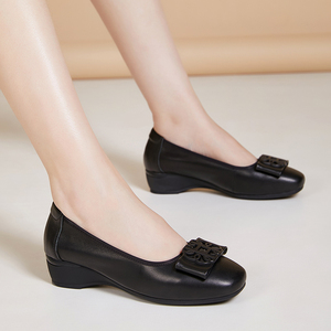 Giày công sở nữ da đen cao cấp, đế mềm êm ái, kiểu dáng gót xuồng, mũi vuông, miệng giày nông, phong cách trang trọng. - Product Image 5