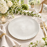 Assiette de Présentation Moderne en Plastique 13 pouces, Revêtement Poudré, Texture Côtelée Spirale, Bord Ondulé, Décoration de Table Élégante pour Banquets et Traiteur